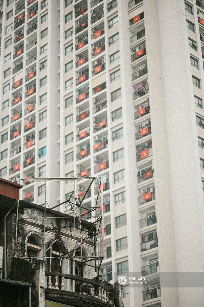 Những con phố, chung cư cao tầng ở Hà Nội nhuộm đỏ cờ Tổ quốc trong ngày giải phóng miền Nam thống nhất đất nước - Ảnh 14.