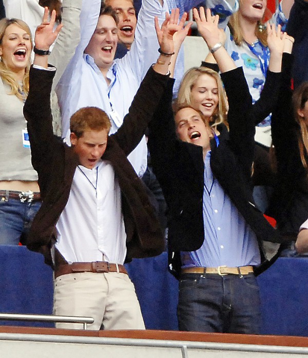 Những bức ảnh gắn liền với thời thơ ấu của bộ đ&ocirc;i Ho&agrave;ng tử William v&agrave; Harry - Ảnh 12.