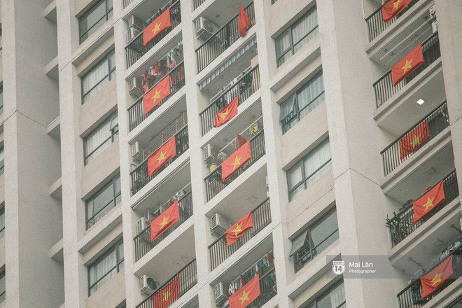 Những con phố, chung cư cao tầng ở Hà Nội nhuộm đỏ cờ Tổ quốc trong ngày giải phóng miền Nam thống nhất đất nước - Ảnh 15.