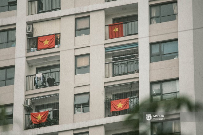 Những con phố, chung cư cao tầng ở Hà Nội nhuộm đỏ cờ Tổ quốc trong ngày giải phóng miền Nam thống nhất đất nước - Ảnh 3.