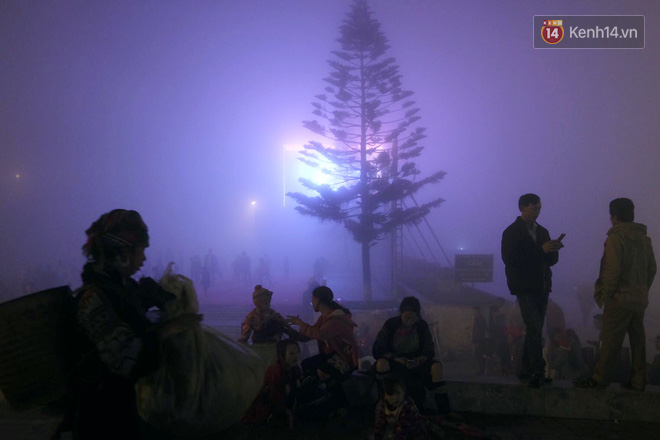 Chùm ảnh: Du khách thích thú tận hưởng khí lạnh ở thị trấn Sapa mờ sương vào dịp lễ 30/4 - Ảnh 3.