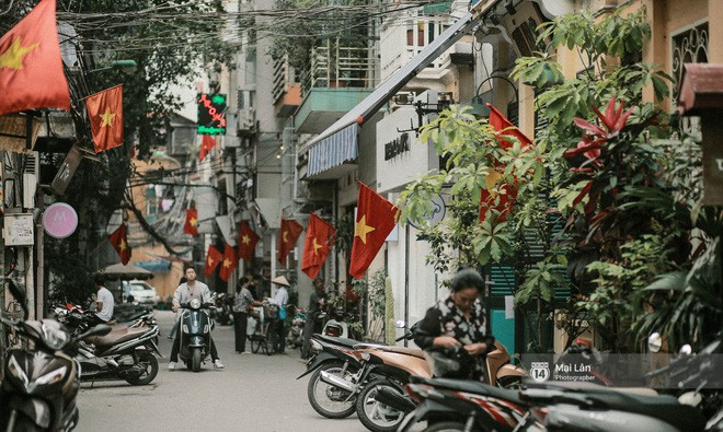 Những con phố, chung cư cao tầng ở Hà Nội nhuộm đỏ cờ Tổ quốc trong ngày giải phóng miền Nam thống nhất đất nước - Ảnh 5.