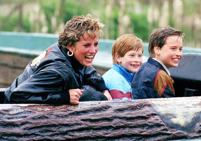 Những bức ảnh gắn liền với thời thơ ấu của bộ đ&ocirc;i Ho&agrave;ng tử William v&agrave; Harry - Ảnh 7.