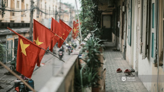 Những con phố, chung cư cao tầng ở Hà Nội nhuộm đỏ cờ Tổ quốc trong ngày giải phóng miền Nam thống nhất đất nước - Ảnh 10.