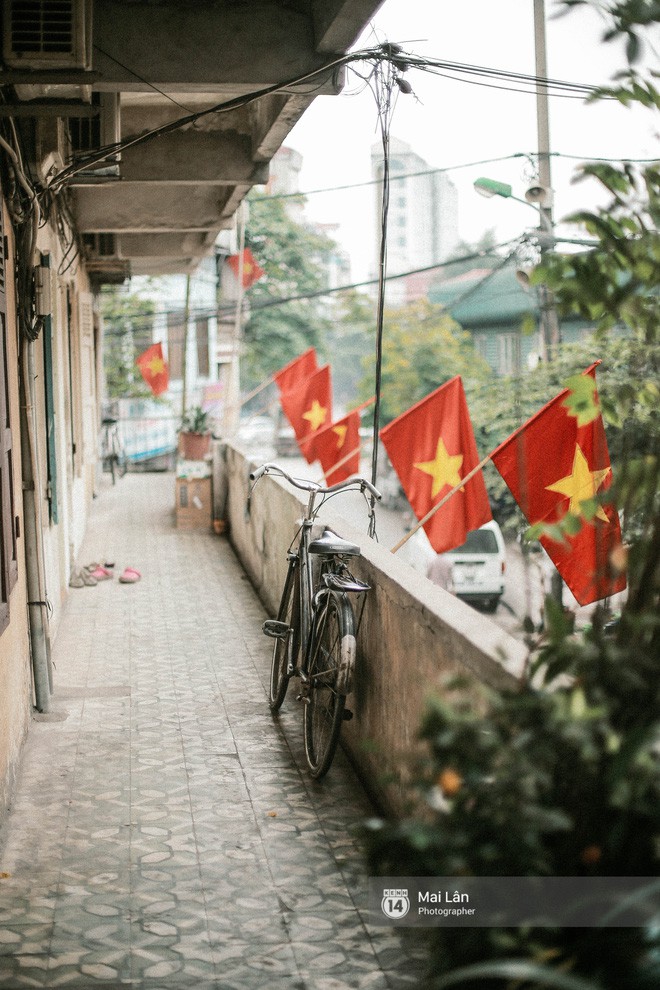 Những con phố, chung cư cao tầng ở Hà Nội nhuộm đỏ cờ Tổ quốc trong ngày giải phóng miền Nam thống nhất đất nước - Ảnh 11.