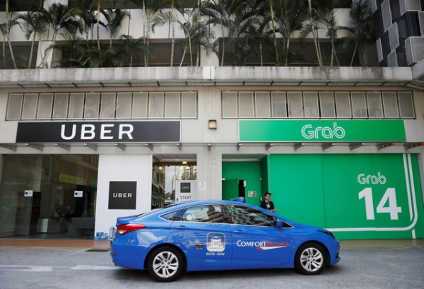 Trước ngày Uber sáp nhập vào Grab: Người tiêu dùng hoang mang, lái xe 2 hãng lo lắng chuyện độc quyền - Ảnh 1.