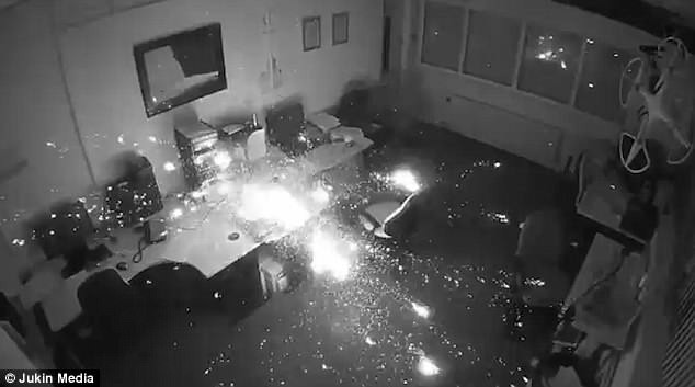 Cắm sạc qua đêm, laptop phát nổ thiêu cháy cả một góc văn phòng - Ảnh 1.