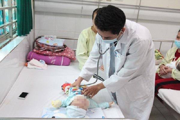 Hà Nội: Bé gái 8 tháng tuổi nhập viện sau khi bù nước bằng oresol và men tiêu hóa - Ảnh 1.