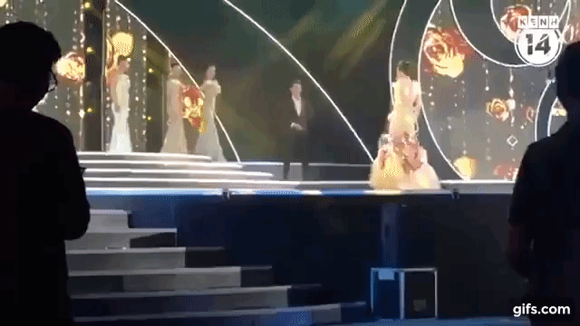 Clip: Thí sinh Hoa hậu Biển vấp váy, té ngã trên sân khấu được gọi tên vào Top 40 trong đêm Bán kết - Ảnh 1.