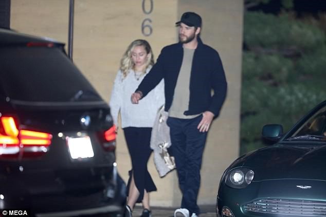 Rộ tin đồn Miley Cyrus và Liam Hemsworth đã bí mật tổ chức đám cưới - Ảnh 1. Rộ tin đồn Miley Cyrus và Liam Hemsworth đã bí mật tổ chức đám cưới - Ảnh 1.