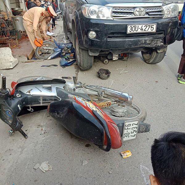 Hà Nội: Xe ô tô đâm liên hoàn 3 xe máy, một cháu bé 7 tuổi tử vong, hai người  bị thương - Ảnh 1.
