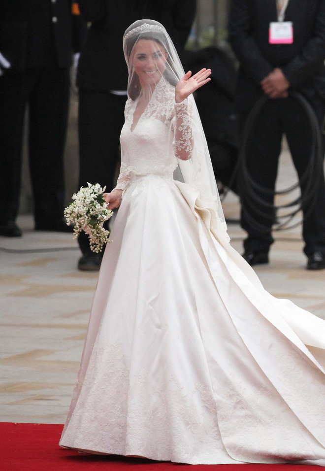 Mê chiếc váy cưới xa xỉ của Công nương Kate, các cô dâu tương lai đã có lựa chọn bình dân hơn từ BST mới nhất của H&M - Ảnh 3.