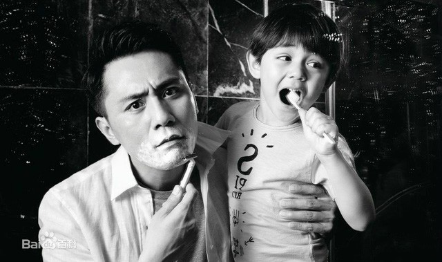 Dở khóc dở cười khi các ông nổi tiếng Cbiz trông con: Người dạy con trèo cây, kẻ doạ bán con... đổi lấy tủ lạnh - Ảnh 8. Dở khóc dở cười khi các ông nổi tiếng Cbiz trông con: Người dạy con trèo cây, kẻ doạ bán con... đổi lấy tủ lạnh - Ảnh 8.
