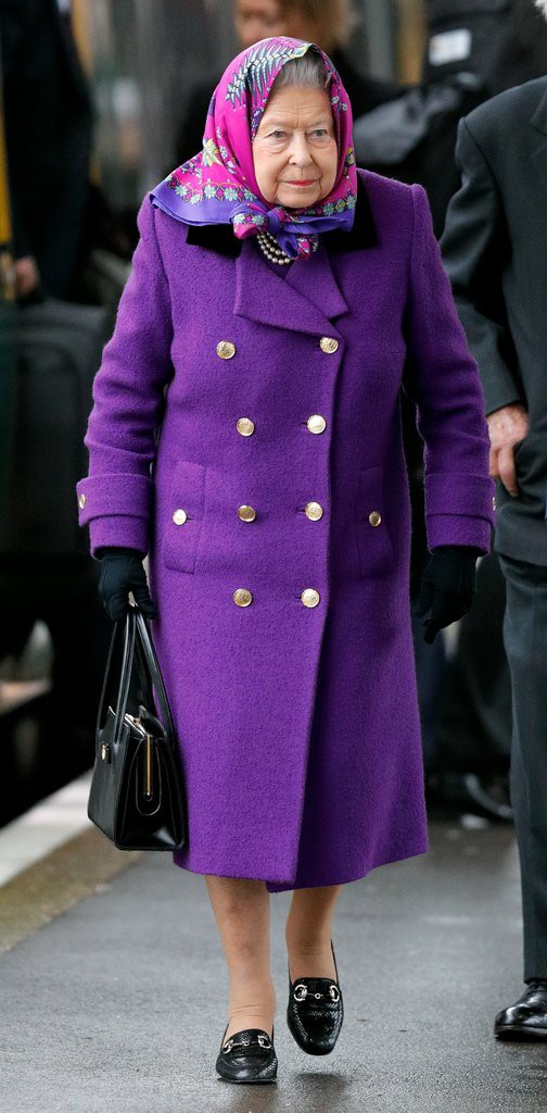 Diện đồ màu sắc là thế nhưng Nữ hoàng Anh Elizabeth II chỉ trung thành với đôi giày da đen đơn giản - Ảnh 8.
