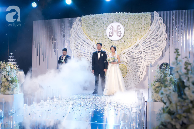 Đám cưới có 1-0-2 sang chảnh hết nấc: Sân khấu lộng lẫy, khách mời đa quốc gia, hoa tươi nhập khẩu tinh tế - Ảnh 3.