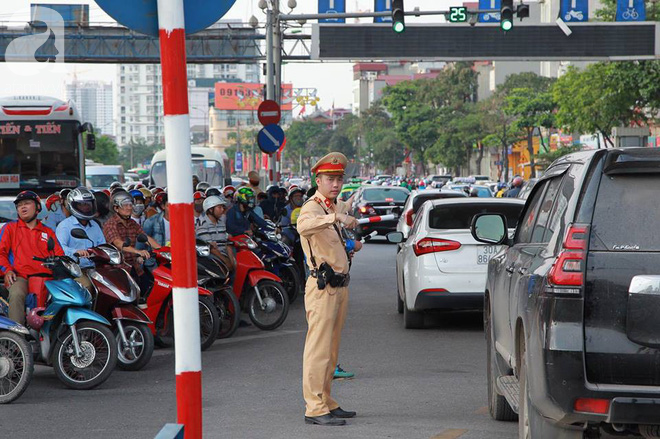 Đường phố chật ních, bến xe kín người rồng rắn trở về Thủ đô sau kỳ nghỉ dài - Ảnh 27.