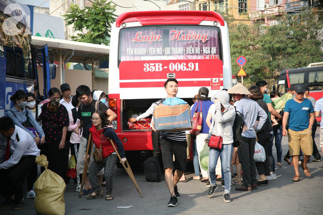 Đường phố chật ních, bến xe kín người rồng rắn trở về Thủ đô sau kỳ nghỉ dài - Ảnh 6.