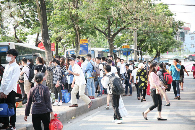 Đường phố chật ních, bến xe kín người rồng rắn trở về Thủ đô sau kỳ nghỉ dài - Ảnh 5.