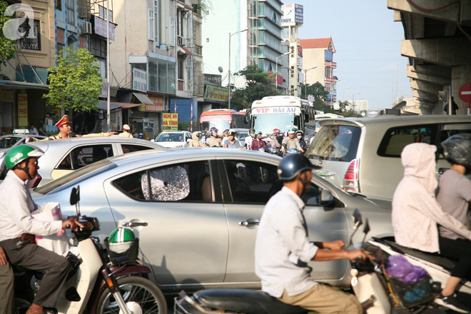 Đường phố chật ních, bến xe kín người rồng rắn trở về Thủ đô sau kỳ nghỉ dài - Ảnh 21.