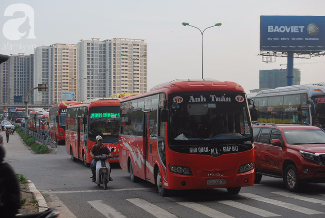 Đường phố chật ních, bến xe kín người rồng rắn trở về Thủ đô sau kỳ nghỉ dài - Ảnh 14.