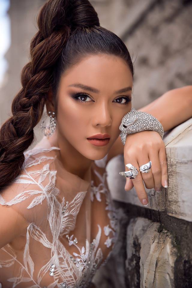 Nhuộm da nâu rắn rỏi, tóc tết hoang dại Lý Nhã Kỳ xuất hiện đầy uy quyền trên thảm đỏ LHP Cannes ngày thứ 2 - Ảnh 6.