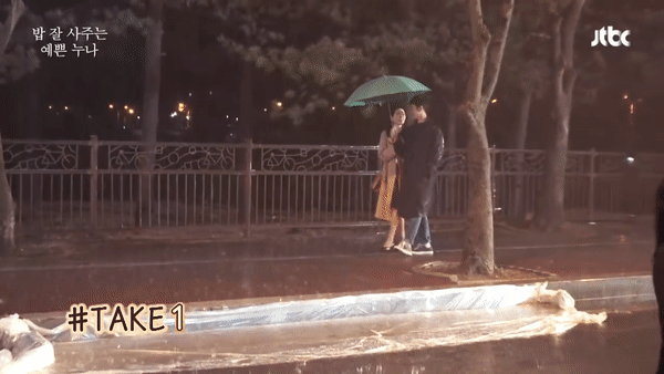 Fan xót xa khi thấy chị đẹp Son Ye Jin và trai trẻ Jung Hae In dầm mưa giữa trời lạnh - Ảnh 3.
