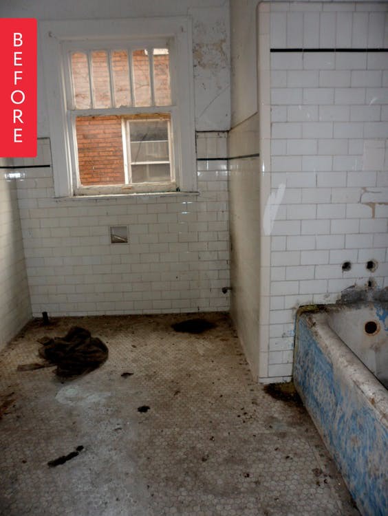 Mua căn nhà bỏ hoang 30 năm, cô gái tự tay cải tạo phòng tắm đẹp đến ngỡ ngàng - Ảnh 1.