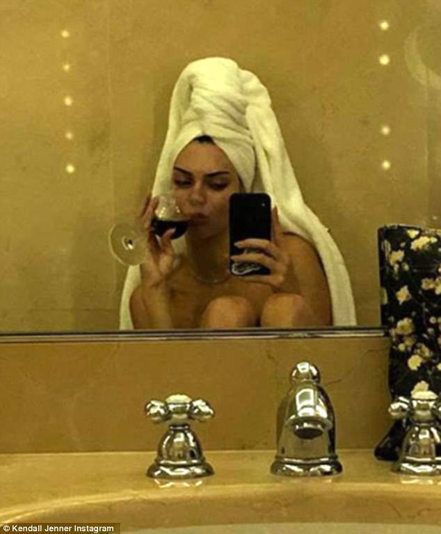 Vừa đến Cannes, Kendall Jenner đã tung ngay ảnh khỏa thân trong nhà tắm - Ảnh 1.