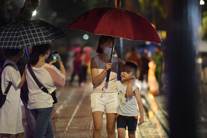 Người lớn, trẻ nhỏ Hà Nội đội mưa khai trương phố đi bộ Trịnh Công Sơn - Ảnh 23.