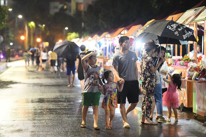 Người lớn, trẻ nhỏ Hà Nội đội mưa khai trương phố đi bộ Trịnh Công Sơn - Ảnh 7.