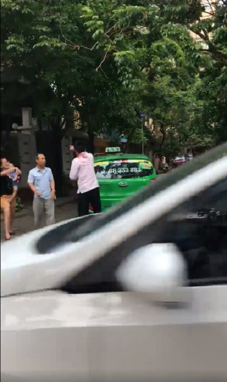 Hà Nội: Tài xế taxi bị đánh vỡ đầu khi nhắc nhở người đàn ông đỗ xe chắn lối đi - Ảnh 4.