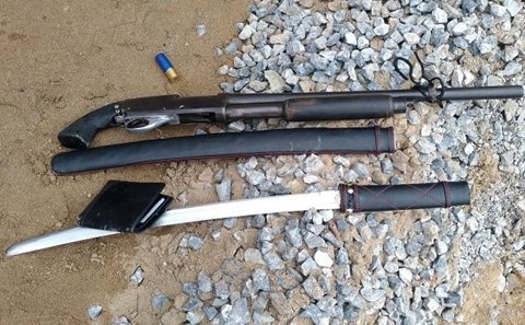 Biết tin vợ hờ đi vào khách sạn cùng người lạ, nam thanh niên mang súng đi đánh ghen - Ảnh 4.