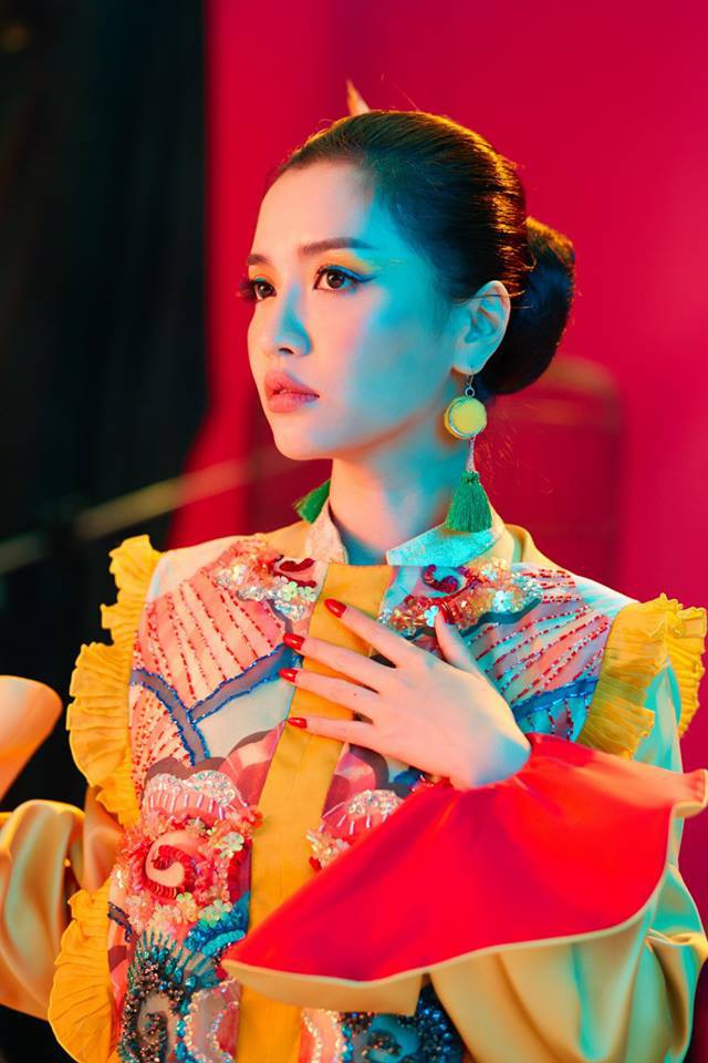 Không chỉ huyền ảo, ma mị trong từng cảnh quay, trang phục trong MV mới của Bích Phương cũng khiến người xem nổi da gà vì quá đẹp - Ảnh 18.