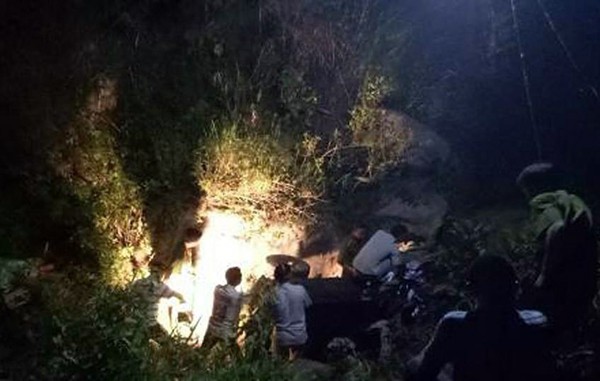 Lật xe công nông xuống suối, 2 học sinh cùng lái xe tử vong tại Lai Châu - Ảnh 1.