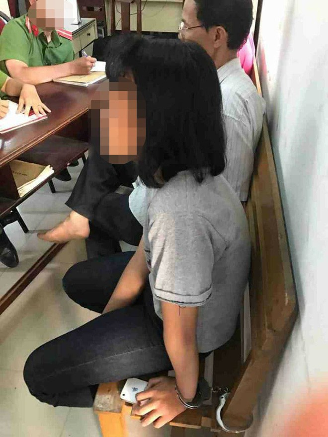 15 người ở phường đến nh&agrave; xin lỗi b&eacute; g&aacute;i 13 tuổi bị c&ograve;ng tay đưa về trụ sở c&ocirc;ng an - Ảnh 2.