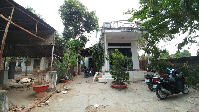15 người ở phường đến nh&agrave; xin lỗi b&eacute; g&aacute;i 13 tuổi bị c&ograve;ng tay đưa về trụ sở c&ocirc;ng an - Ảnh 3.