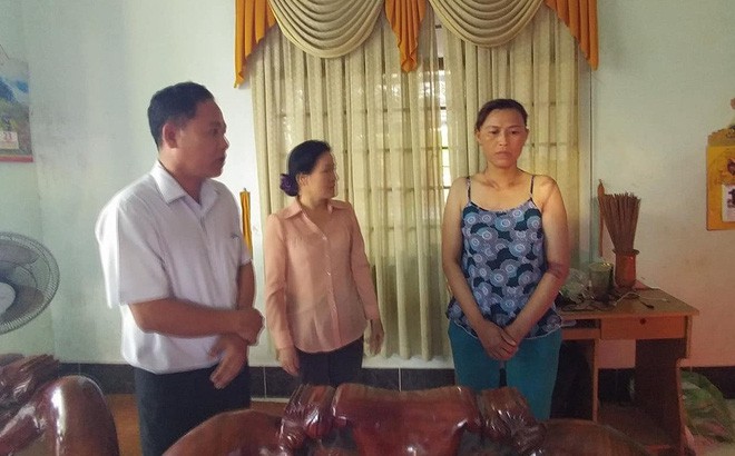 15 người ở phường đến nh&agrave; xin lỗi b&eacute; g&aacute;i 13 tuổi bị c&ograve;ng tay đưa về trụ sở c&ocirc;ng an - Ảnh 1.