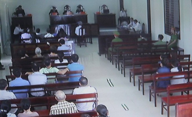 Xét xử vụ dâm ô hàng loạt bé gái ở Vũng Tàu: Bị cáo Thủy nhận mức án 3 năm tù giam - Ảnh 13.