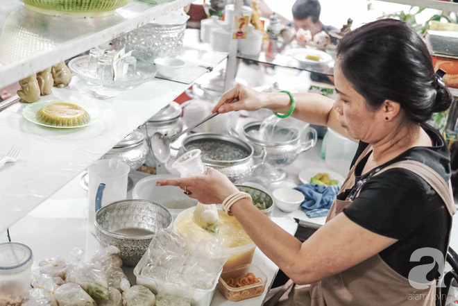 Ngày hè nóng nực, ghé tiệm kem xôi, chè Thái 33 năm của bà cụ người Thái gốc Việt lọt thỏm dưới con đường giữa phố Kim Mã - Ảnh 19.