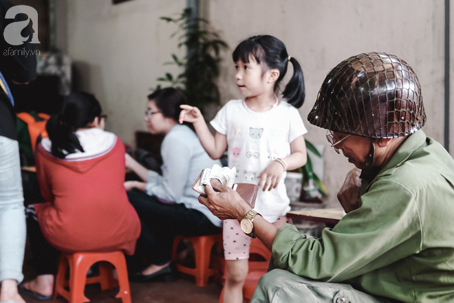 Ngày hè nóng nực, ghé tiệm kem xôi, chè Thái 33 năm của bà cụ người Thái gốc Việt lọt thỏm dưới con đường giữa phố Kim Mã - Ảnh 17.