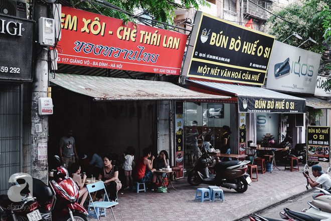 Ngày hè nóng nực, ghé tiệm kem xôi, chè Thái 33 năm của bà cụ người Thái gốc Việt lọt thỏm dưới con đường giữa phố Kim Mã - Ảnh 1.