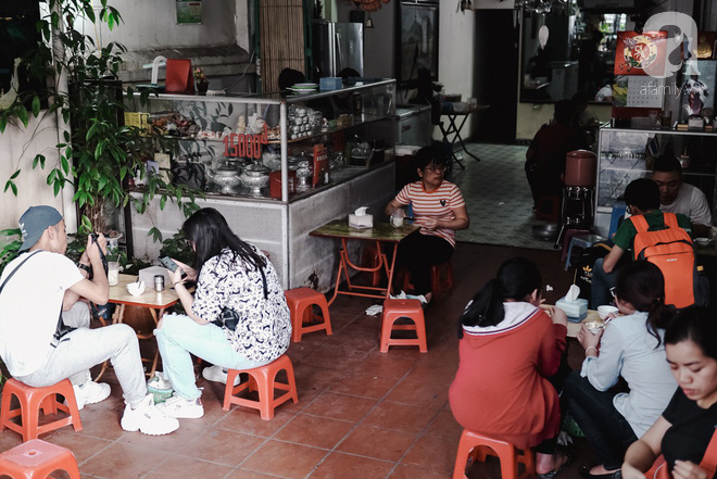 Ngày hè nóng nực, ghé tiệm kem xôi, chè Thái 33 năm của bà cụ người Thái gốc Việt lọt thỏm dưới con đường giữa phố Kim Mã - Ảnh 2.