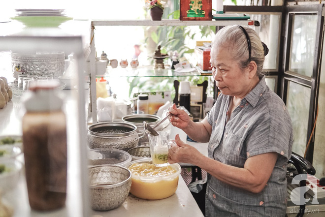 Ngày hè nóng nực, ghé tiệm kem xôi, chè Thái 33 năm của bà cụ người Thái gốc Việt lọt thỏm dưới con đường giữa phố Kim Mã - Ảnh 3.