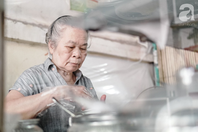 Ngày hè nóng nực, ghé tiệm kem xôi, chè Thái 33 năm của bà cụ người Thái gốc Việt lọt thỏm dưới con đường giữa phố Kim Mã - Ảnh 8.