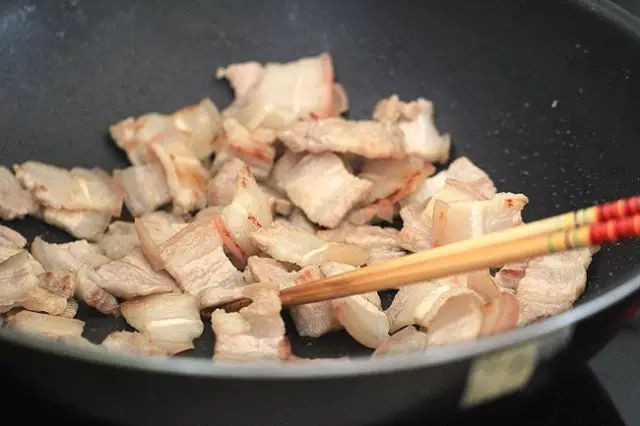 Nấu ăn mỗi ngày nhưng chắc bạn không biết nếu thêm nước trong lúc nấu những món này sẽ có công dụng tuyệt vời - Ảnh 1.