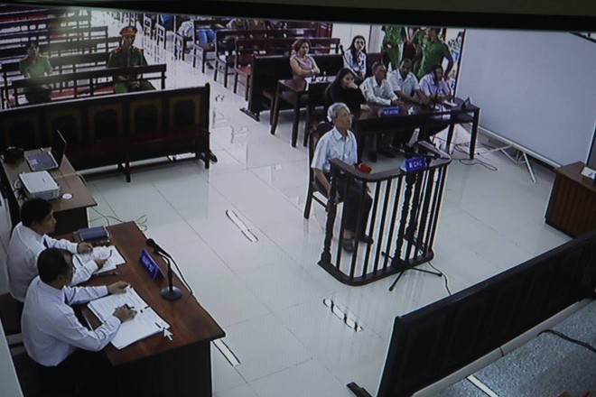 Xét xử vụ dâm ô hàng loạt bé gái ở Vũng Tàu: Bị cáo Thủy nhận mức án 3 năm tù giam - Ảnh 9.