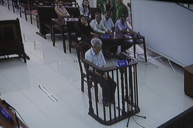 Xét xử vụ dâm ô hàng loạt bé gái ở Vũng Tàu: Bị cáo Thủy nhận mức án 3 năm tù giam - Ảnh 10.