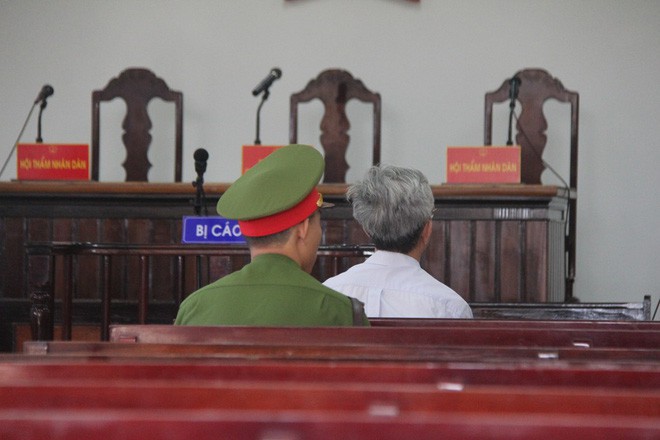 Xét xử vụ dâm ô hàng loạt bé gái ở Vũng Tàu: Bị cáo Thủy nhận mức án 3 năm tù giam - Ảnh 1.