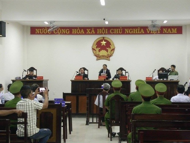 Xét xử vụ dâm ô hàng loạt bé gái ở Vũng Tàu: Bị cáo Thủy nhận mức án 3 năm tù giam - Ảnh 19.
