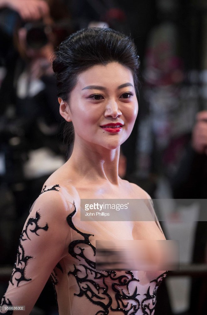 Hoa hậu Trung Quốc trơ trẽn khoe vòng 1 trên thảm đỏ Cannes bị bóc phốt làm giả vé mời tham dự LHP - Ảnh 3.